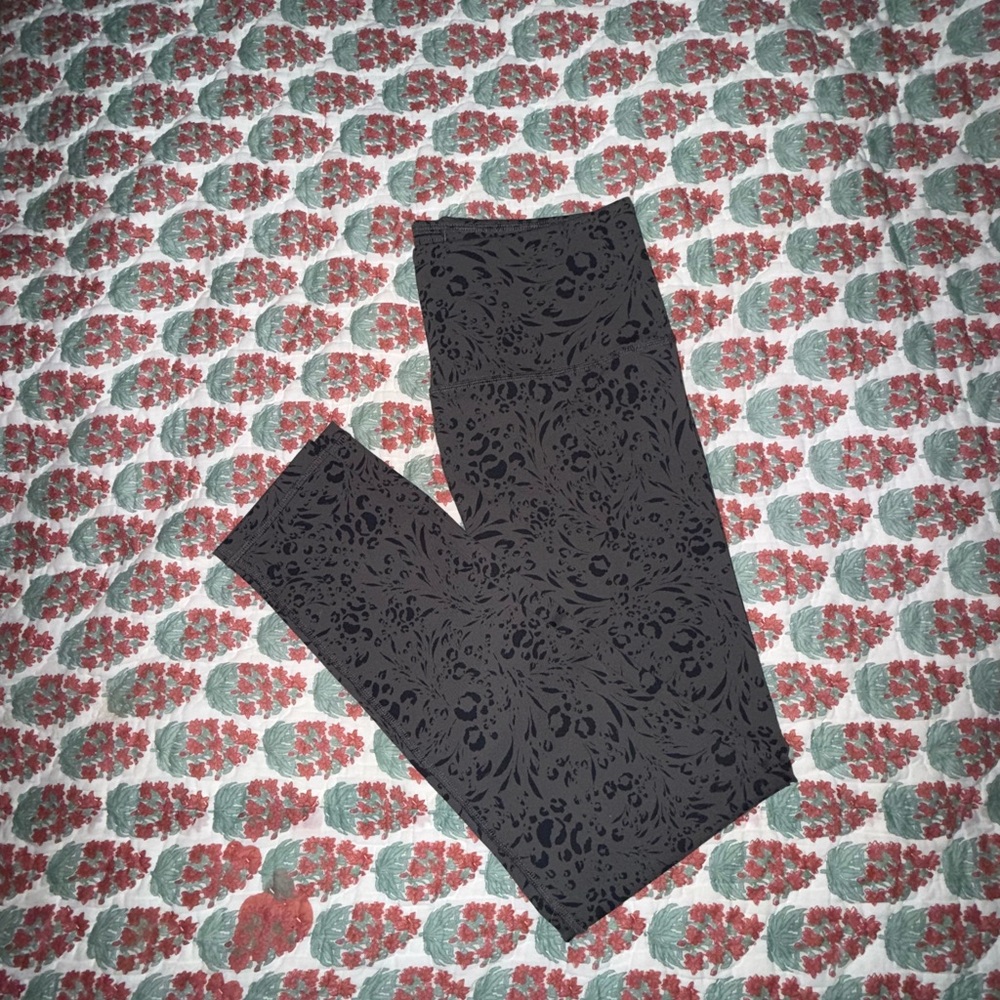 Prana Chakara Dark Iron Leopard Capri Legging M - Picture 4 of 5